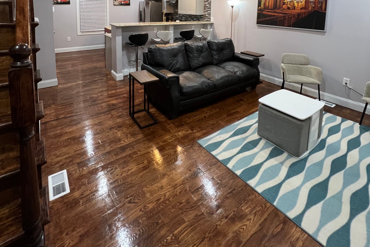 New York inspired brick house 4 mins from Train !!