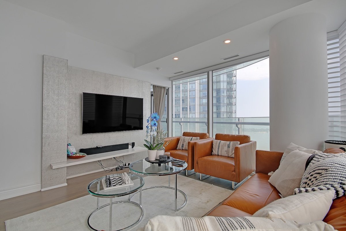 Skyline Hideaway: Toronto Gem gallery image 3