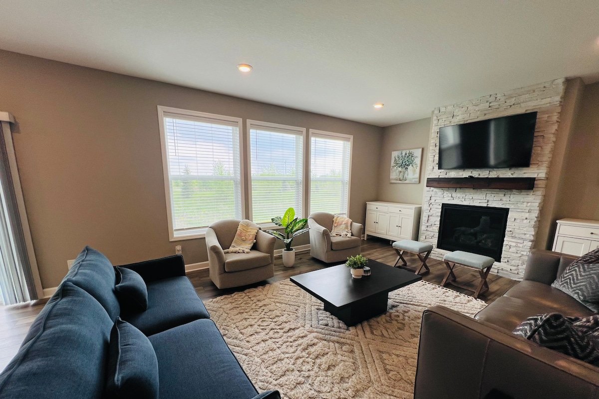 Game Room, Play Room, In-Law Suite, Sleeps 18 gallery image 3