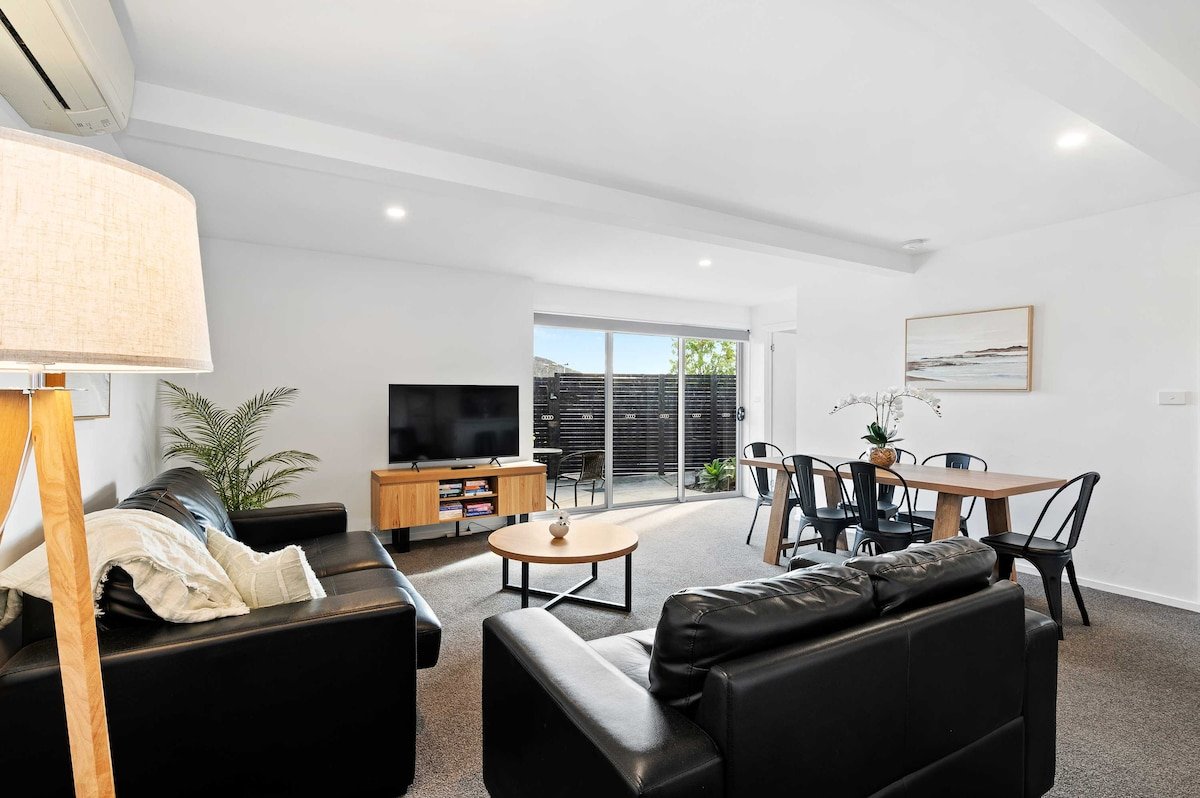 Residential Retreat-Sleeps 15-10 min CBD/Airport. gallery image 3