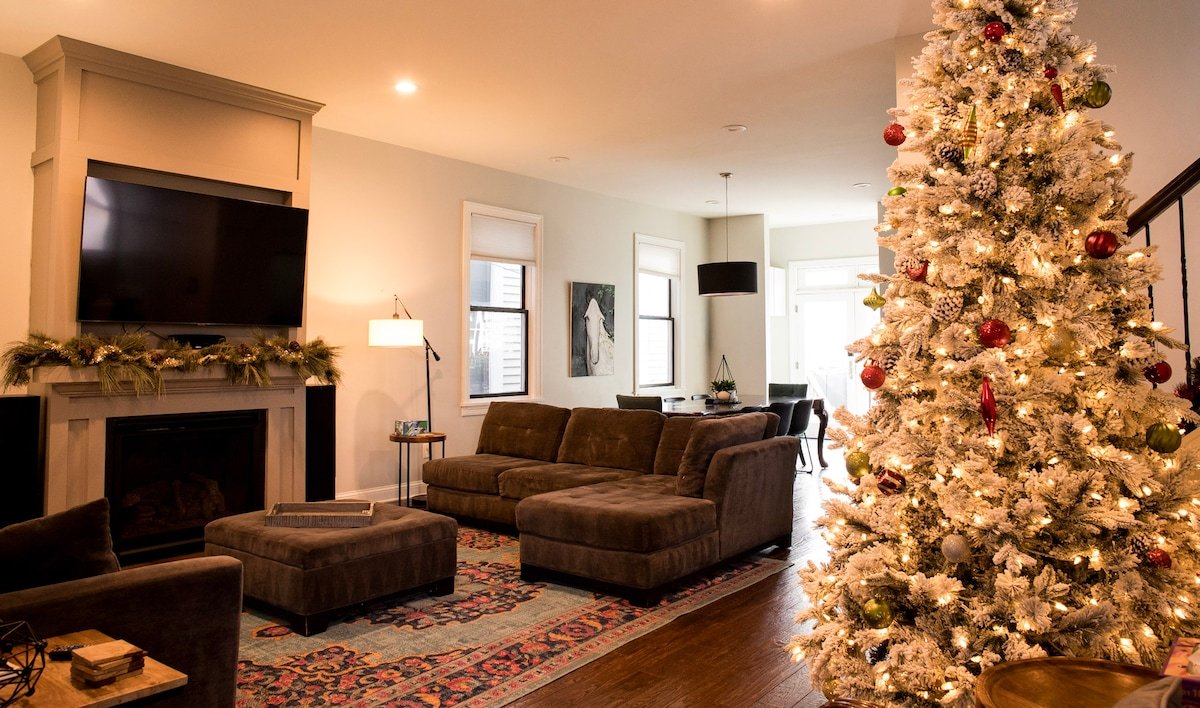 1stFL Suite | 5BR • Game Room • Parking • High St gallery image 2