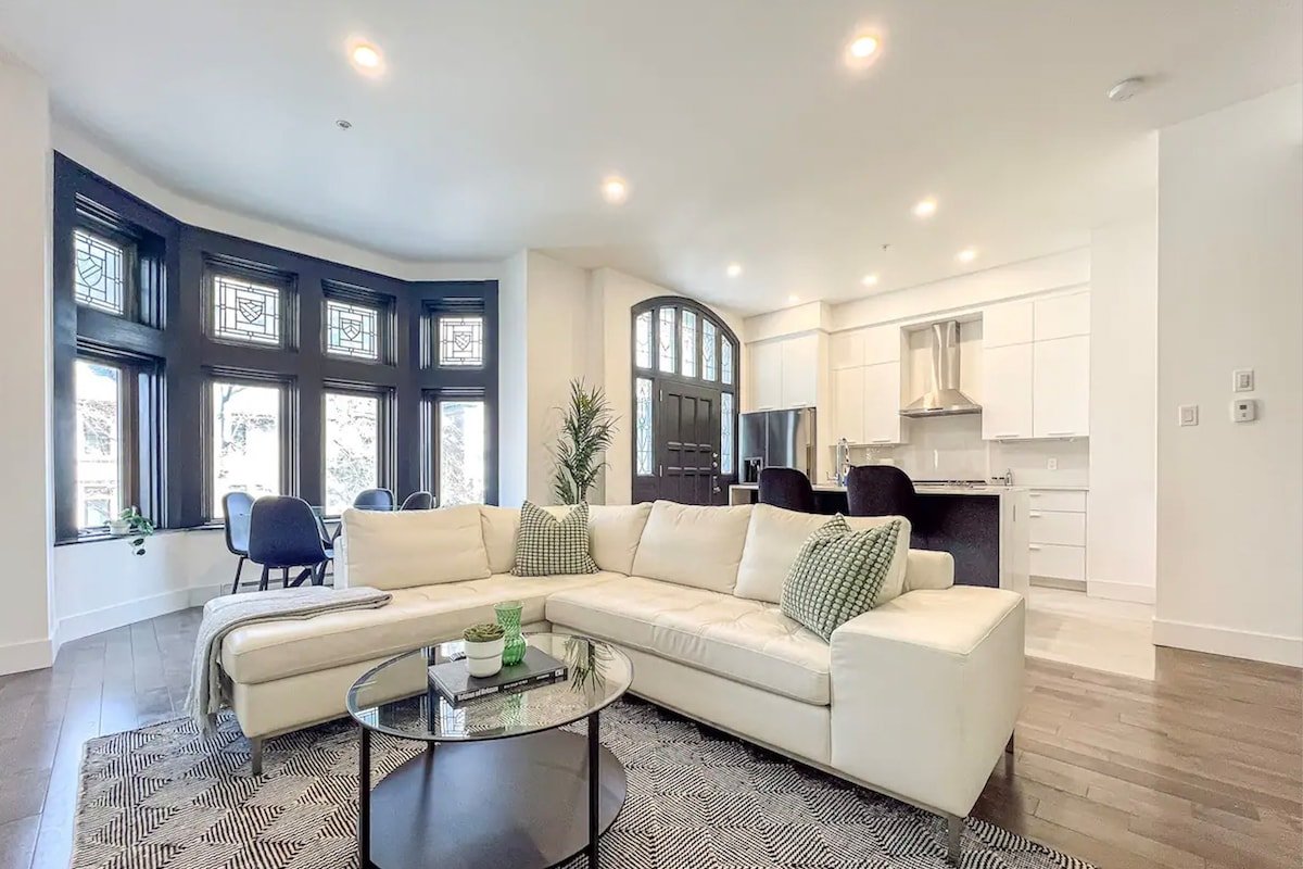 Magnificent Old-Meet 3BR – Downtown Montreal gallery image 4