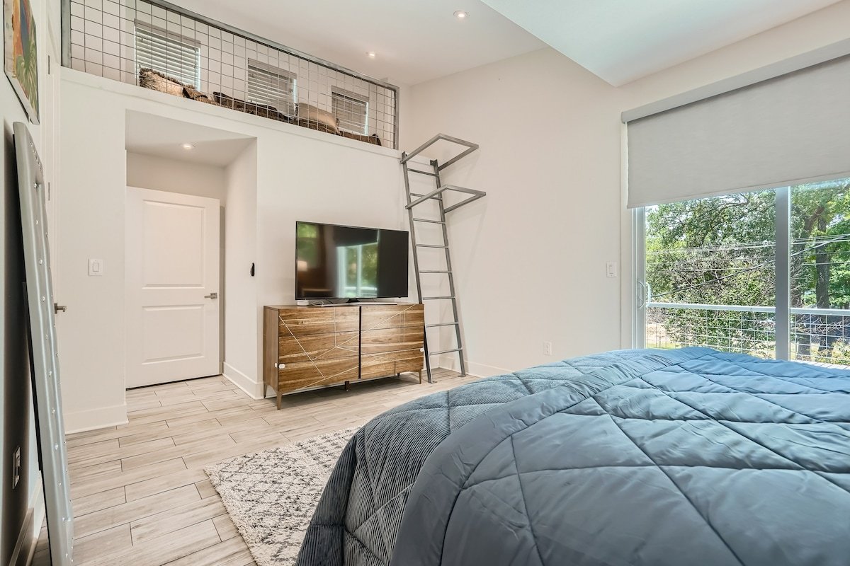 Central Austin Pet Friendly Compound w/Lap Pool gallery image 4