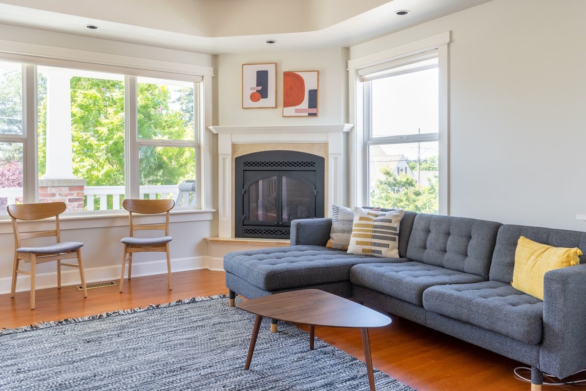 Spacious Sycamore Retreat on Phinney with View gallery image 2