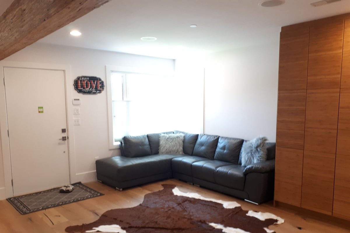 PATIO TIME-3 outdoor patios! sleeps 8 people gallery image 2