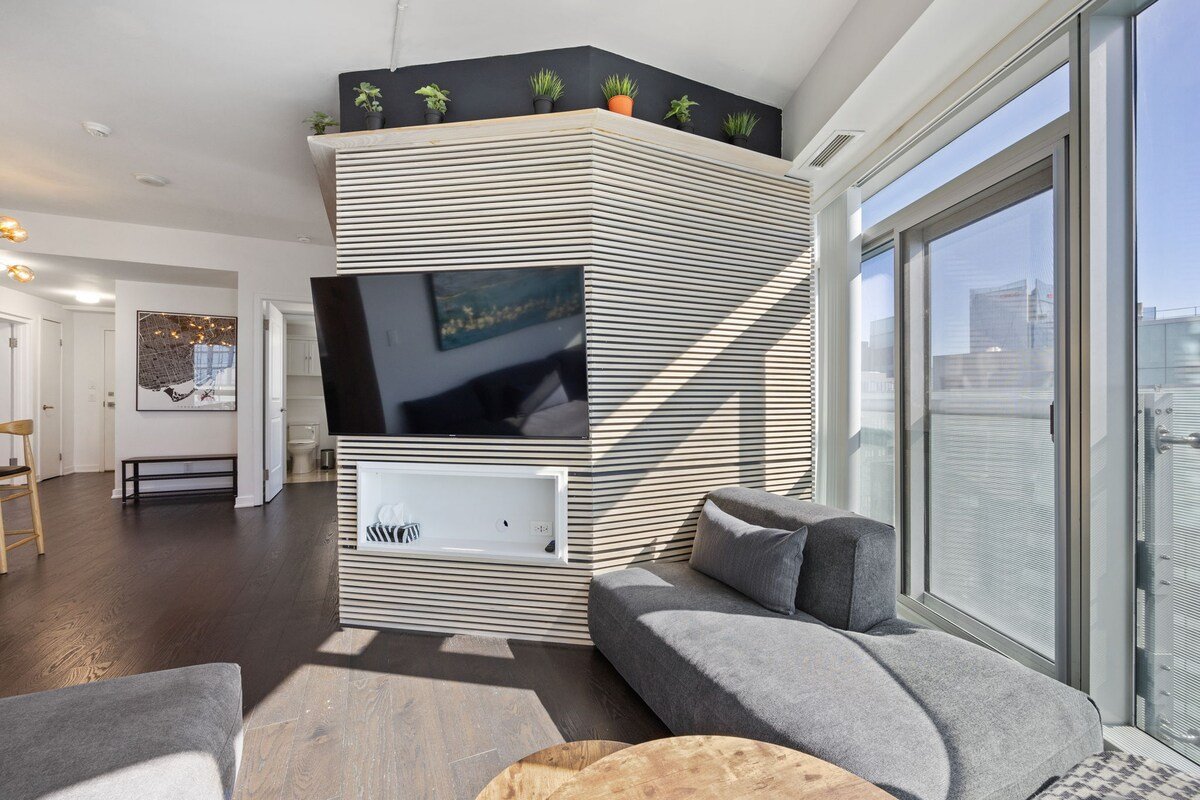 3 Bedroom 2 Bath Waterfront Condo w Free Parking gallery image 4