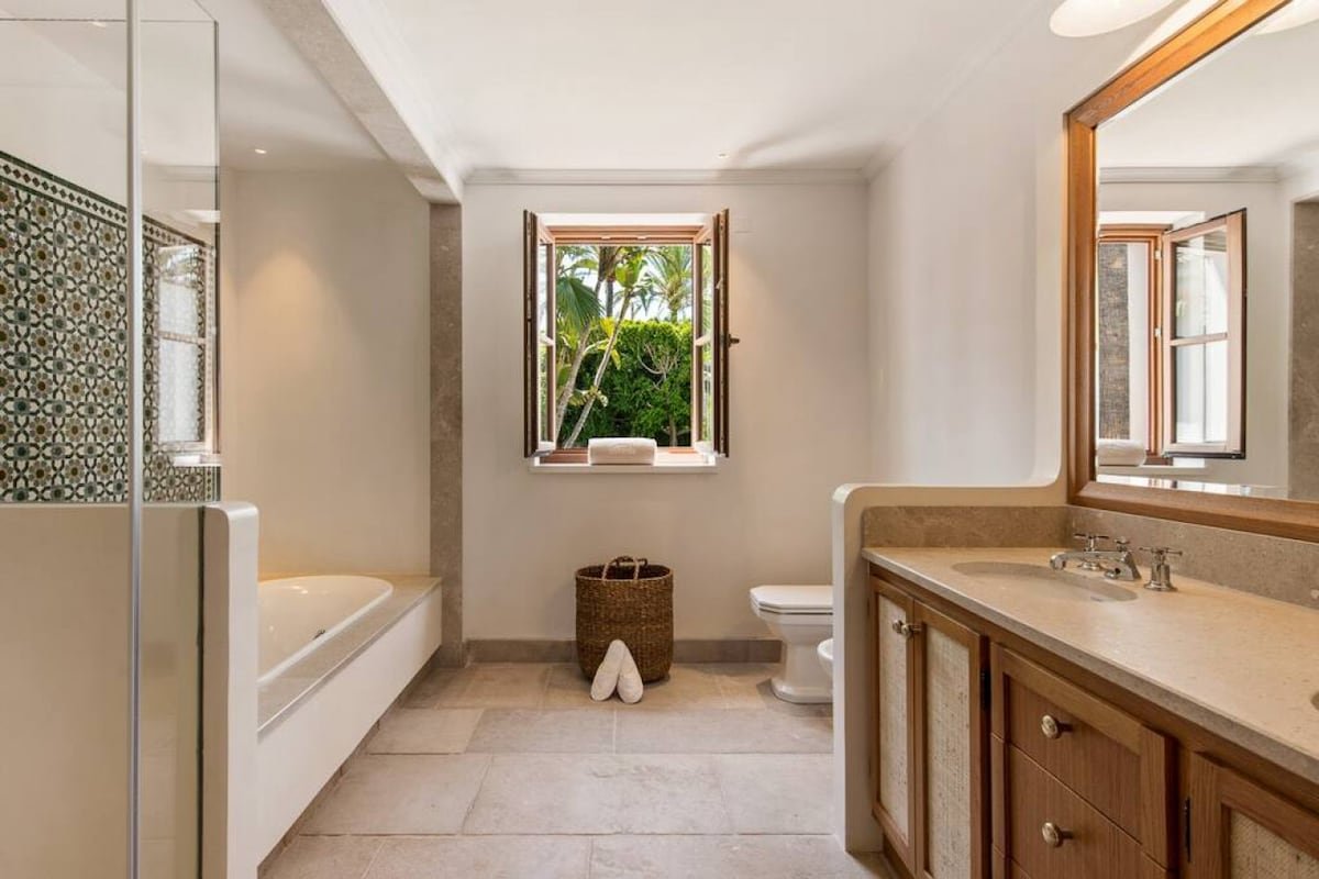 Golden Mile 8BR Estate, Tennis, Gym, 50m to Sea gallery image 2