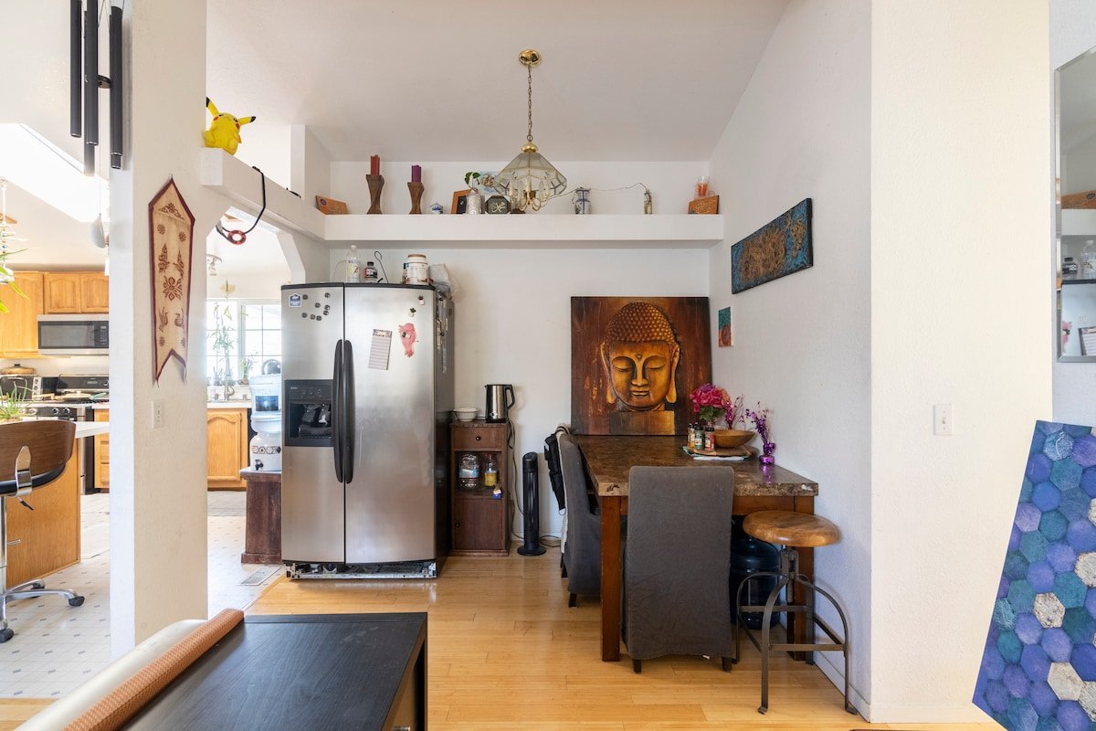 Quiet private bedroom in a home of 3 residents gallery image 4
