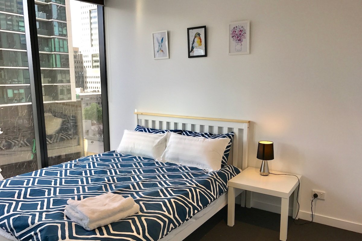 CBD Sunlight 2br apt 3 large bed sleep 6 +parking gallery image 2