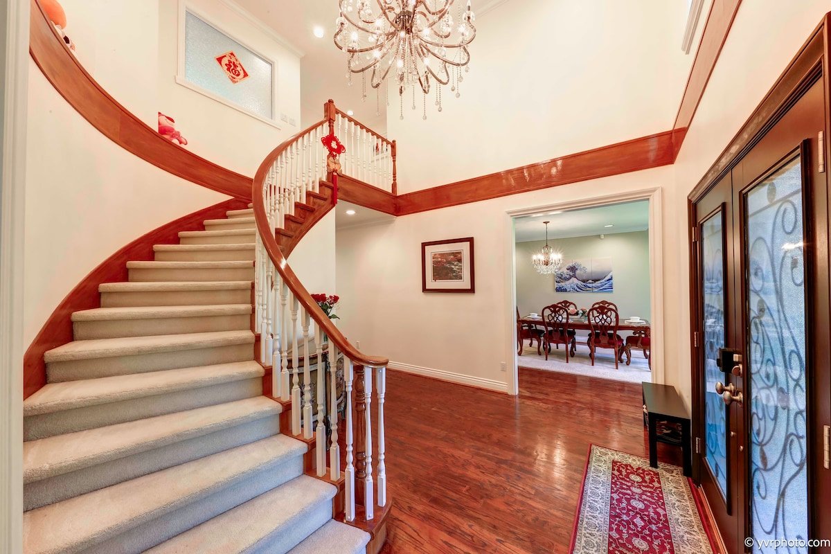 Beautiful Dunbar Home: 3600 sq ft, Three King Beds gallery image 3