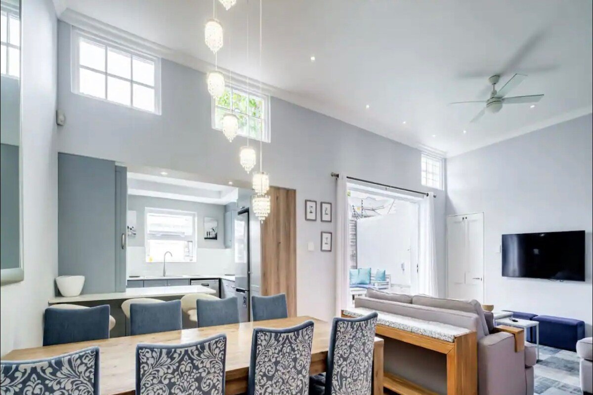 House 4 bed, 3 bath w/ pool gallery image 5