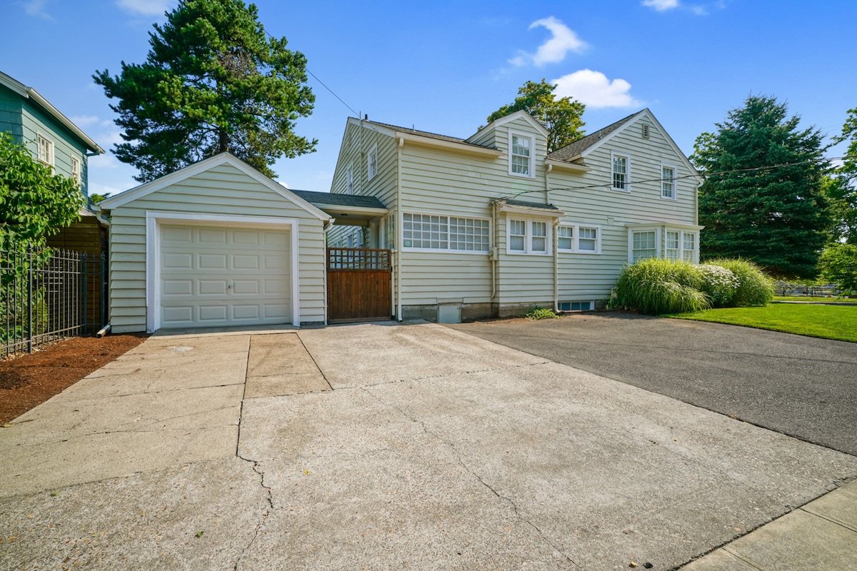Downtown Salem Next to Bush Park Historical Home gallery image 4