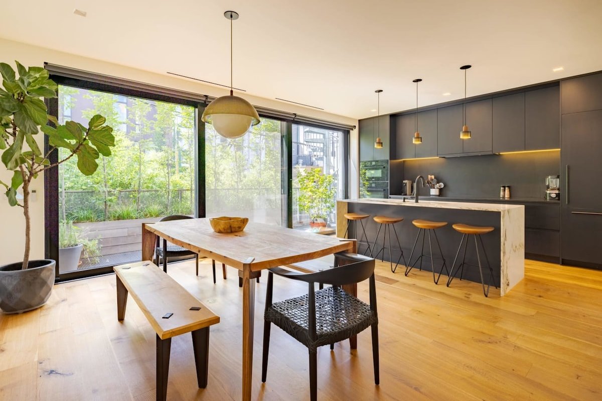 Empire House by RoveTravel | 3BR TH w/ Courtyard gallery image 2