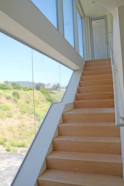 Malibu Modern Sanctuary w/ Jaw-Dropping Ocean View gallery image 3