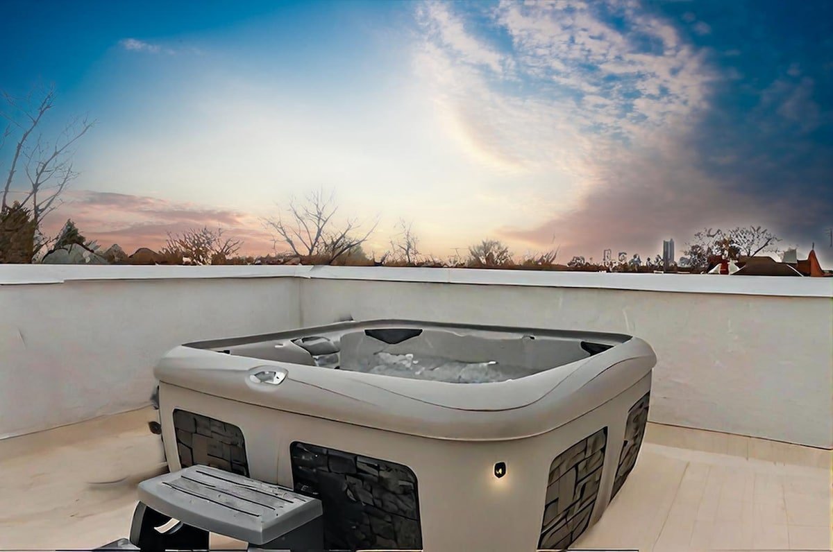 Columbus Palace w/ Rooftop Hot Tubs & Game Room gallery image 3