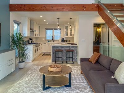 Modern 2-bedroom condo 1 block from Venice beach