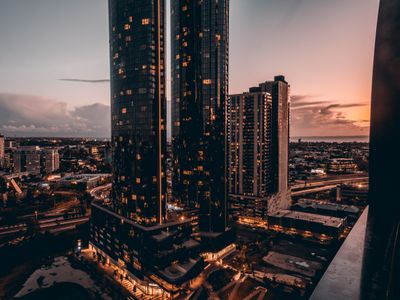 Stunning 3 BR, 2 Bath Apartment, Pool, C/Pk, Views