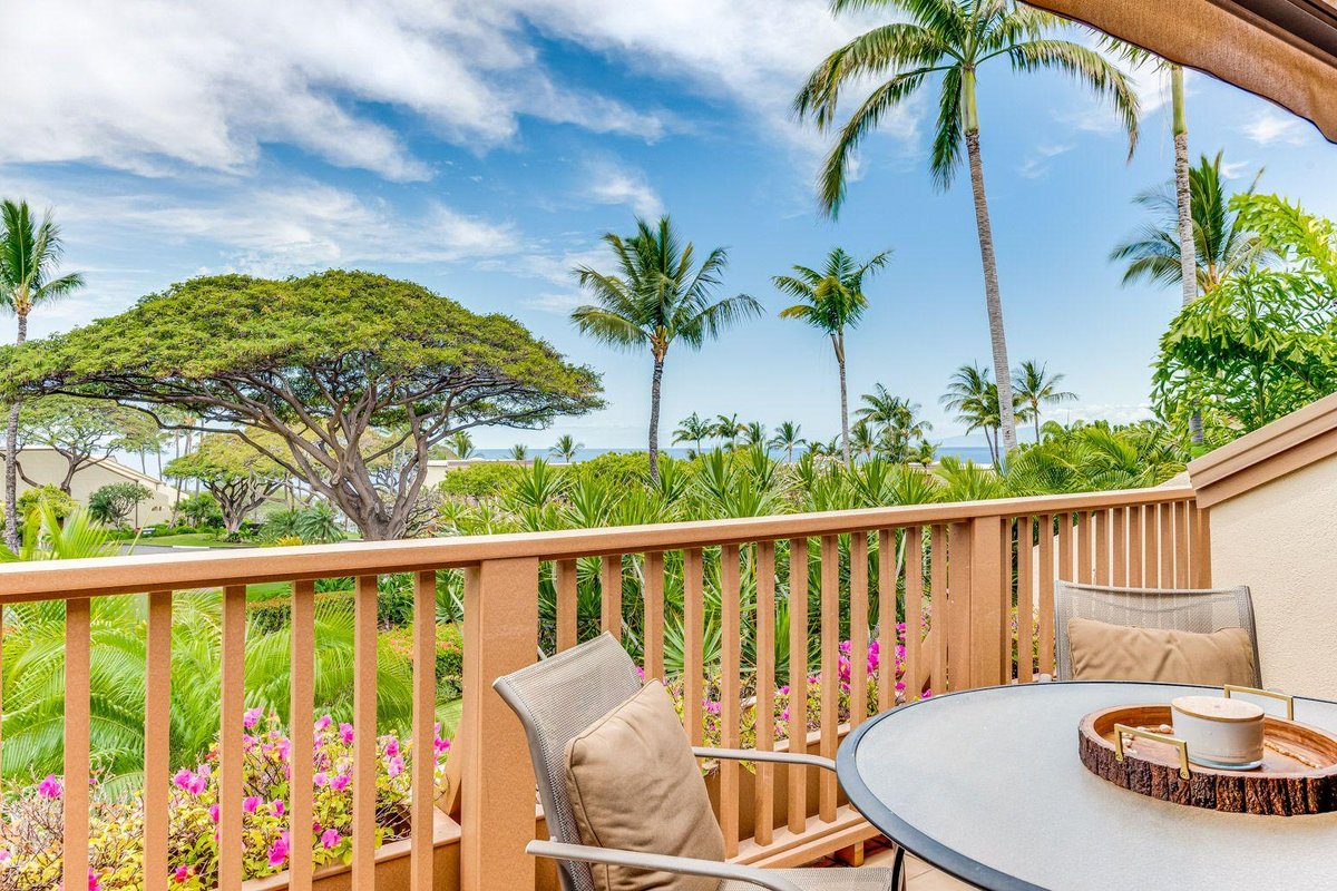 Top Floor Spacious Ocean View Condo! Minutes to Be