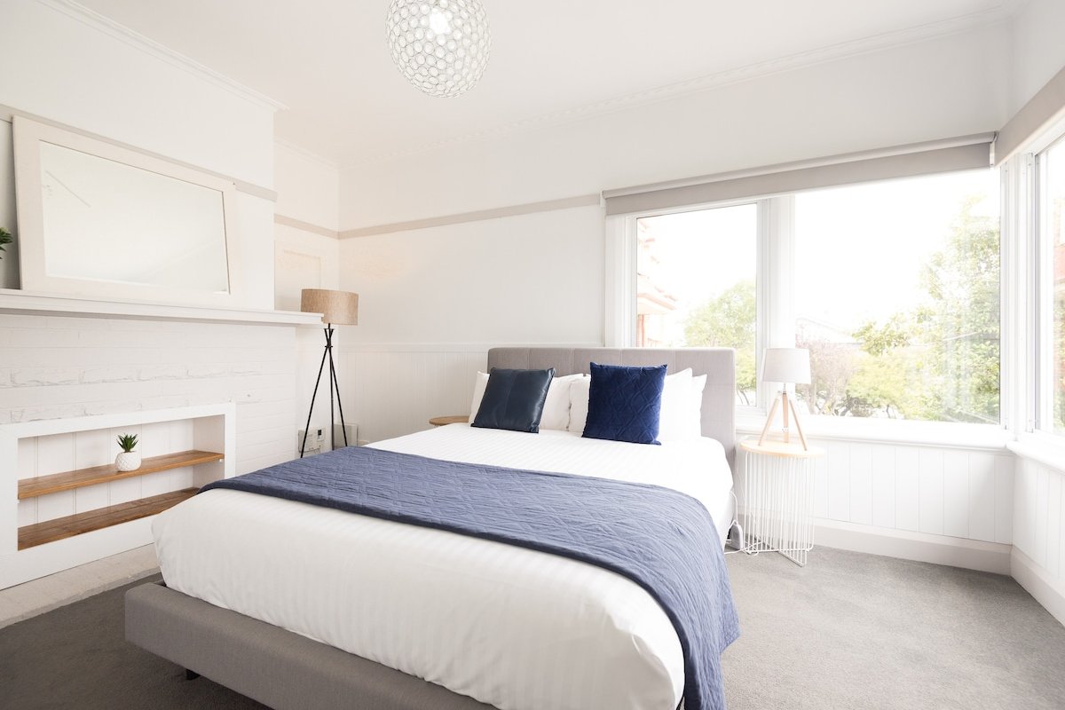 Kangaroo Bay Cottage – Close to City, Shops, Beach gallery image 2