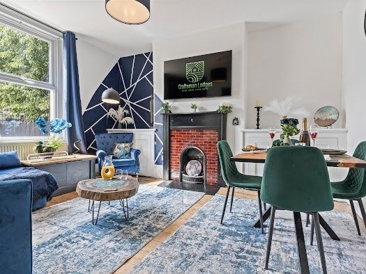 Chic 5 BDR House | 10 Beds | Guests 10 | Parking gallery image 2