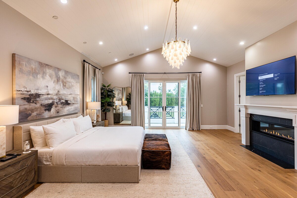 Luxe Tarzana Farmhouse w/ Relaxing Poolside Oasis gallery image 3