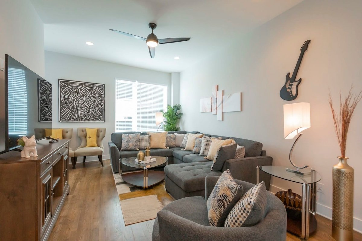 Luxury Townhome★11 Beds★Breathtaking Views★Mins DT gallery image 5