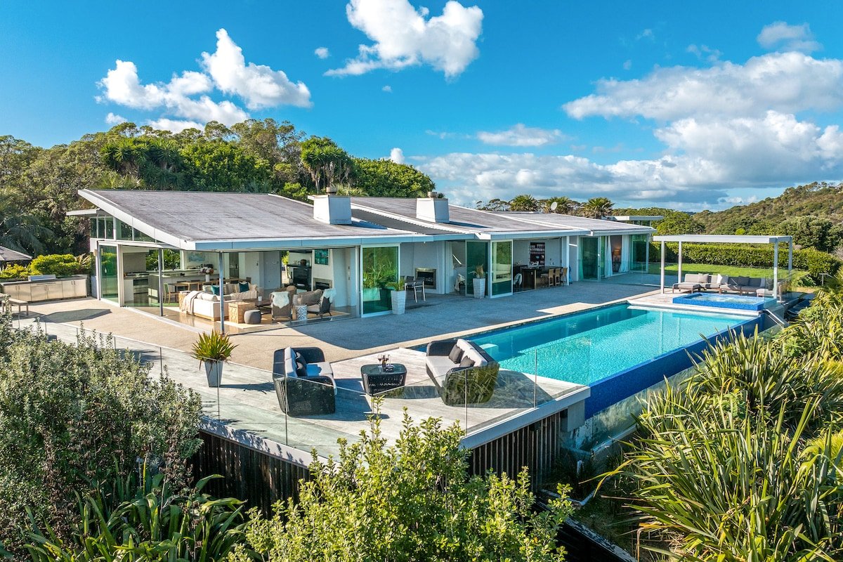 Korora Estate with Infinity Pool in Oneroa