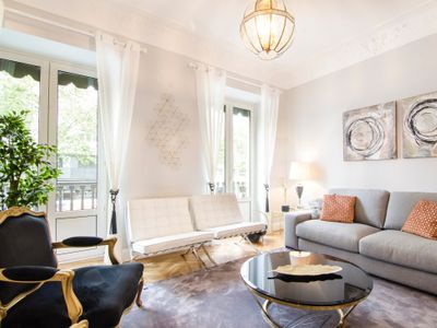 Stunning & Stylish 4BD 3BTH – City Center-Atocha