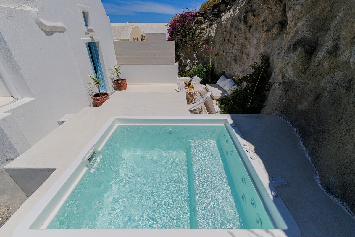 Villa with Outdoor Heated Jacuzzi gallery image 3