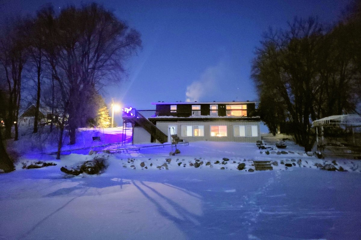 Oma’sEclecticLakeCabin AllSeasonsFamilyFriendsPets gallery image 3