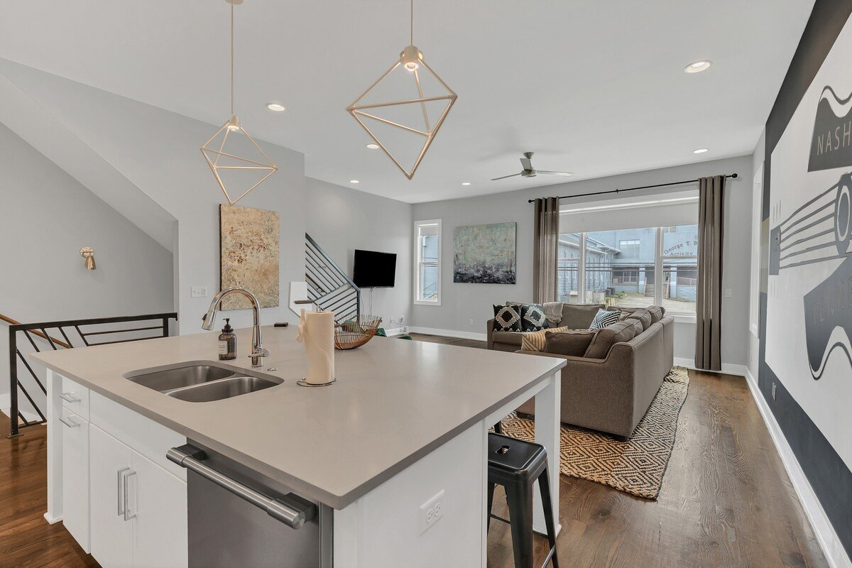 Huge Nashville Stunner Breathtaking Downtown Views gallery image 5