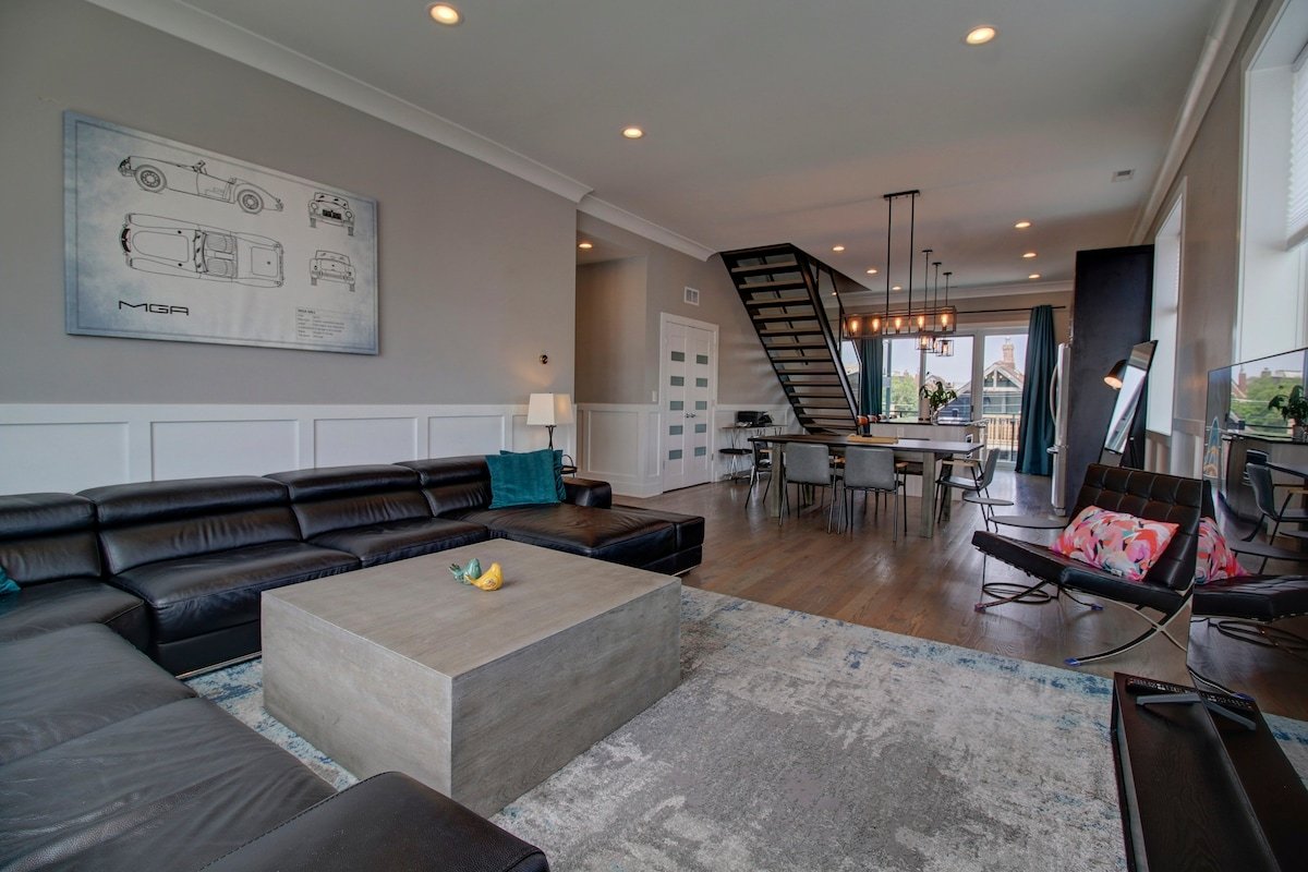 Luxury Penthouse w/ HOT TUB & Amazing Roof Deck gallery image 4