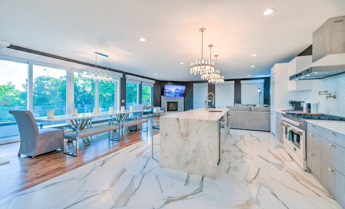 Huge Ultimate Lux! 16 Beds-Hot Tub & Elevator! gallery image 4