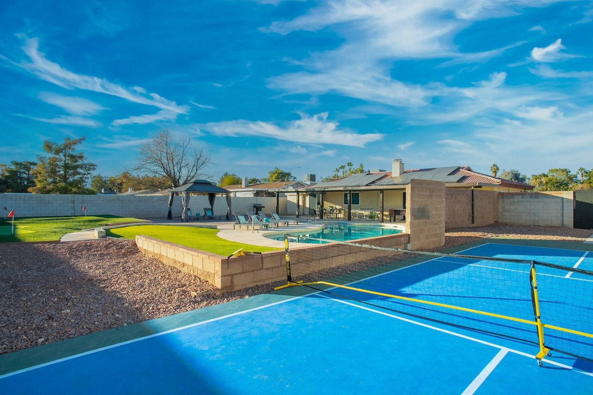 6 BR Luxury Private Pool, Pickle Ball, Golf & More gallery image 2