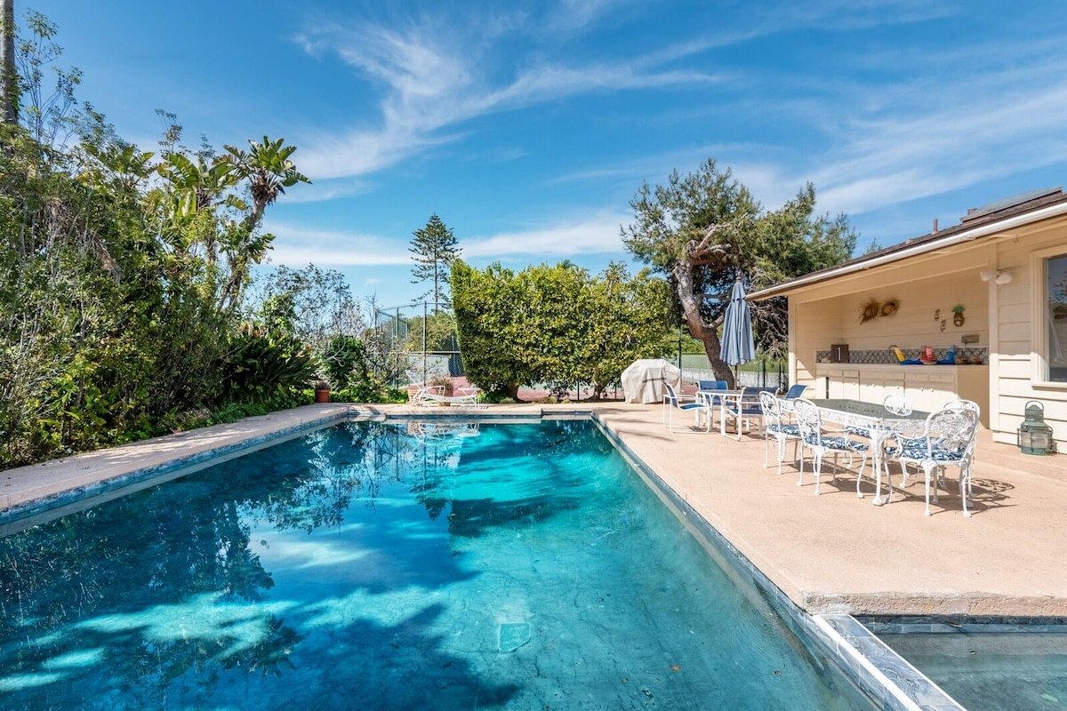 Pool, Tennis, Game Room, blocks from the beach! gallery image 2