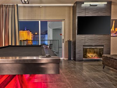 2 Bedroom Suite-Strip View-Pool Table-Arcade