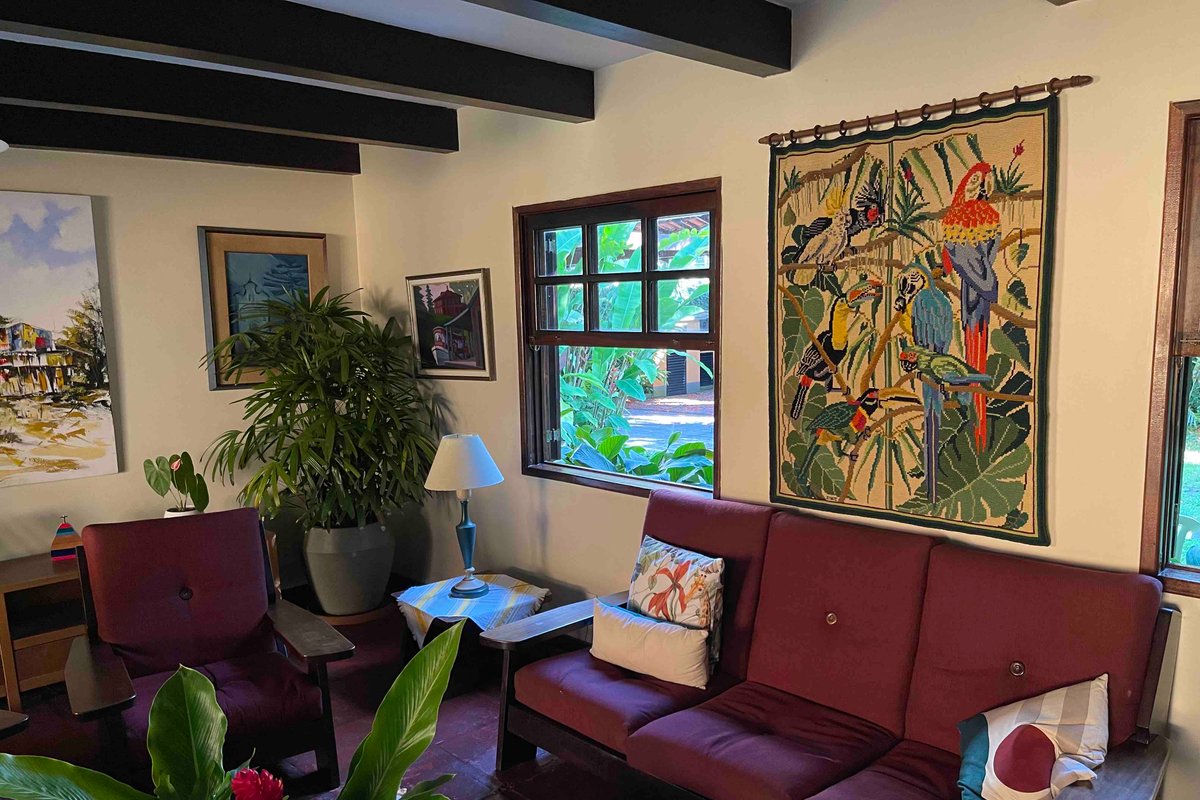 Tropical sun filled house & pool