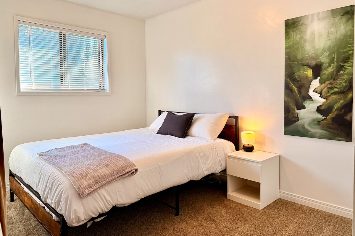 Heart of the City | Clean, Cozy & Fully Equipped gallery image 5