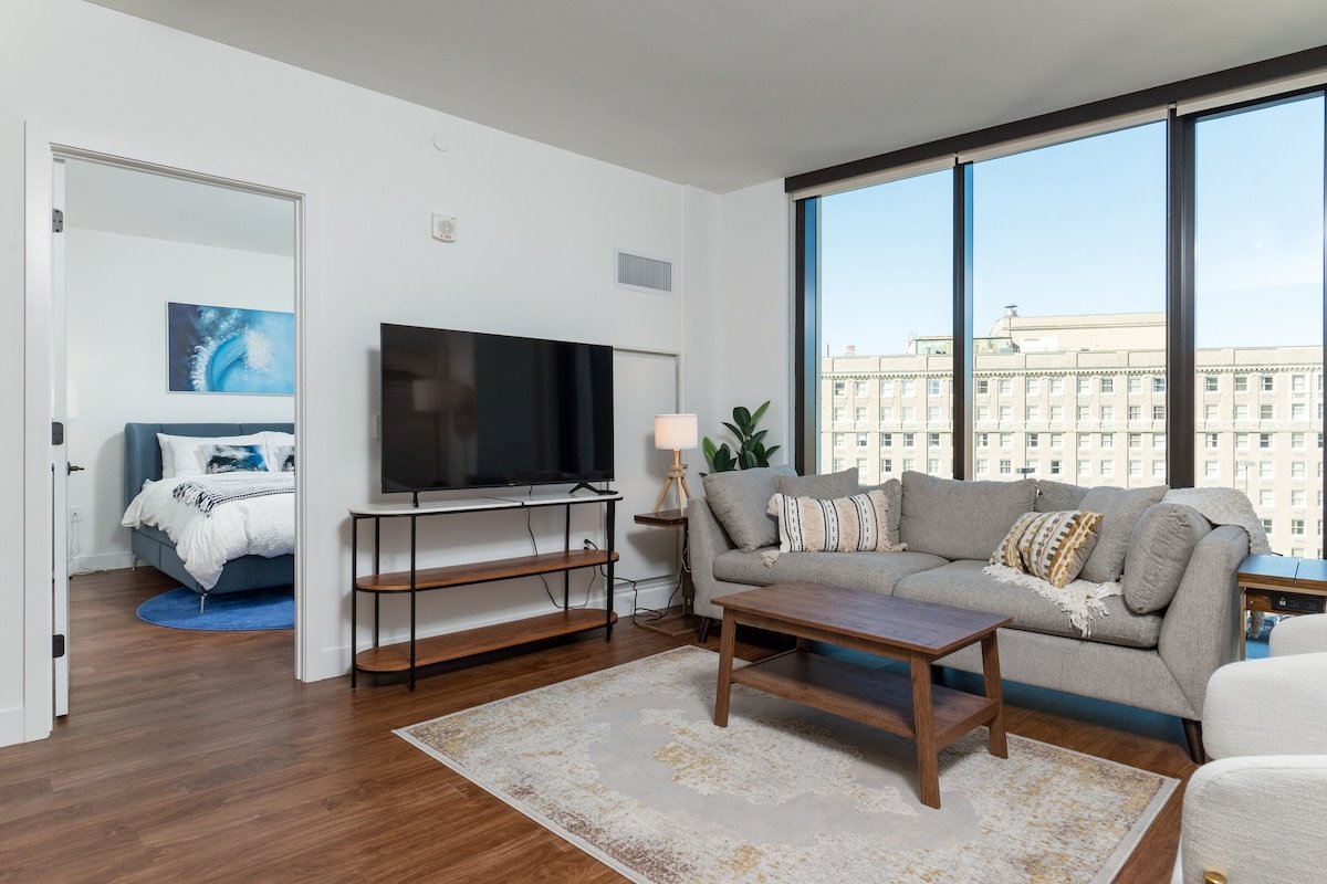 Back-Bay Central Condo w/Roof top, Gym & Parking! gallery image 2