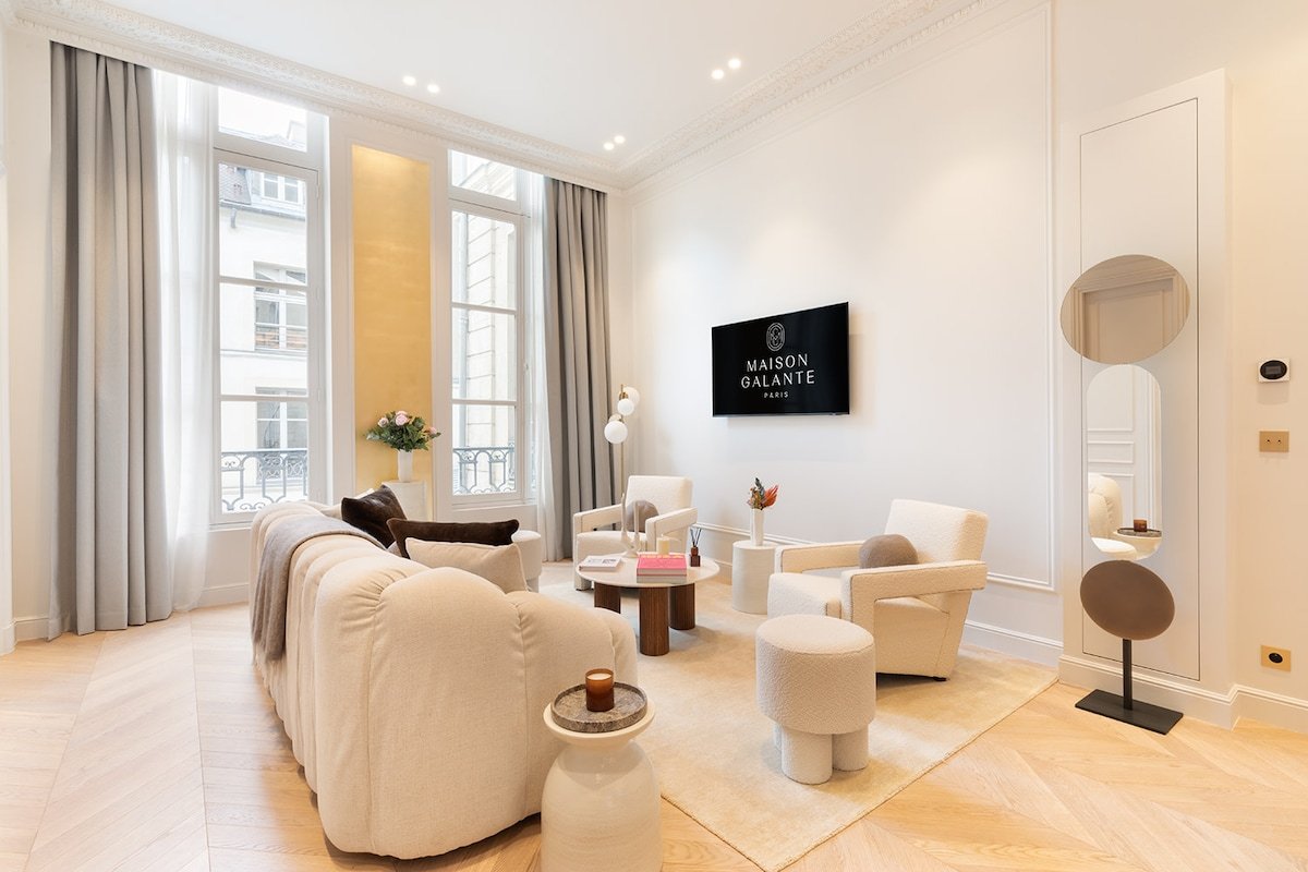 An Exceptional 3-BR/3Ba with Services – Louvre