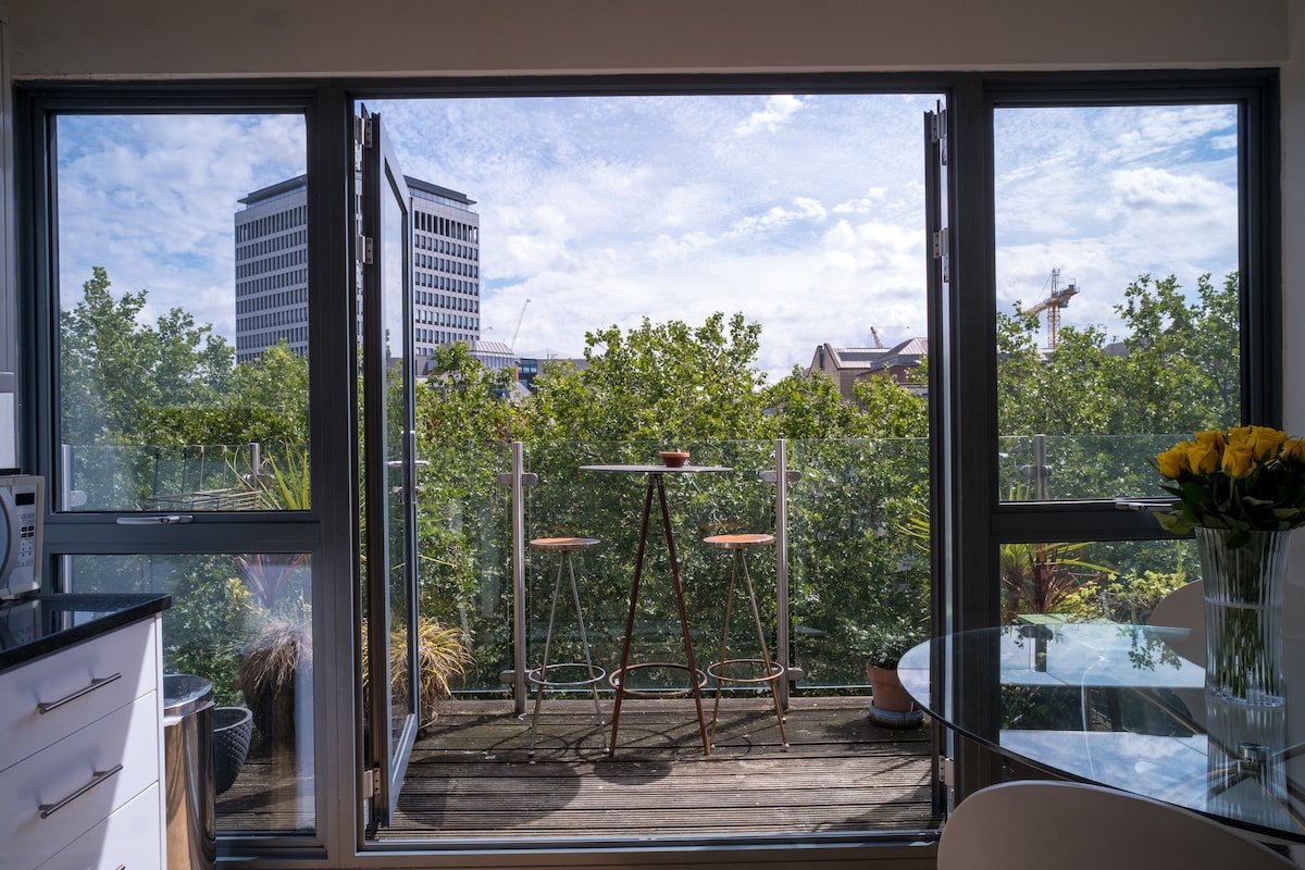 STUNNING city-centre 3 bed. River views + Parking gallery image 4