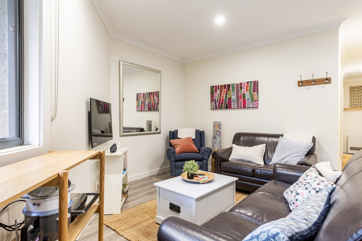 Bellbird Guesthouse: 3 bedrms, x1 bath, courtyard gallery image 2