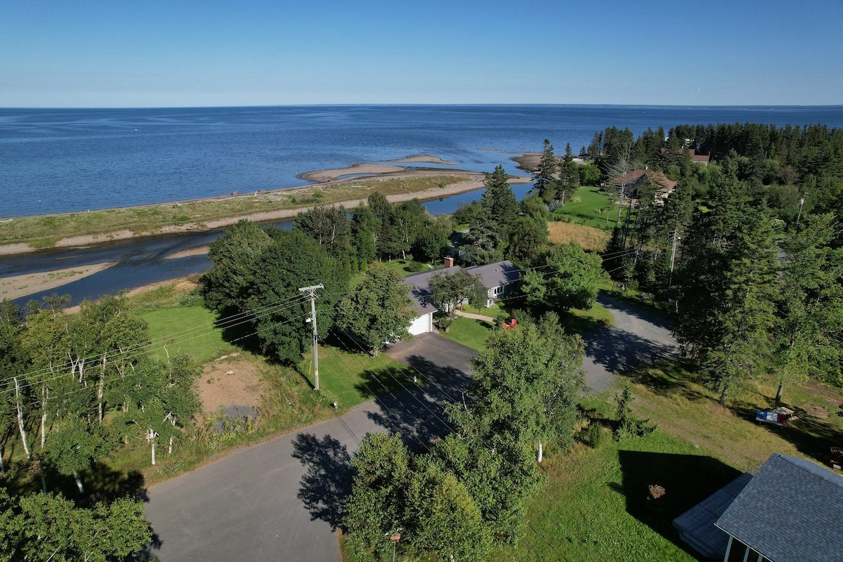 Summer Bliss Large Waterfront Home gallery image 2