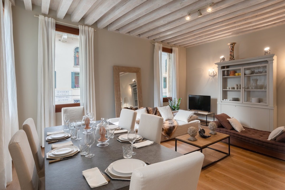 Bridge of Sighs luxurious apartment gallery image 4