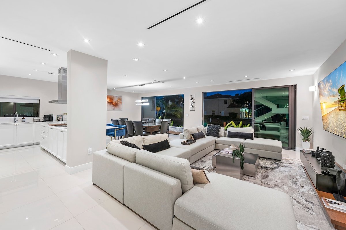 Waterfront Villa / Heated Pool, Gameroom, Sleeps12 gallery image 5