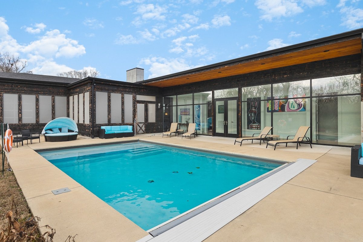 Unique Modern Ranch w/ Pool, Hot Tub, Fireplace gallery image 4