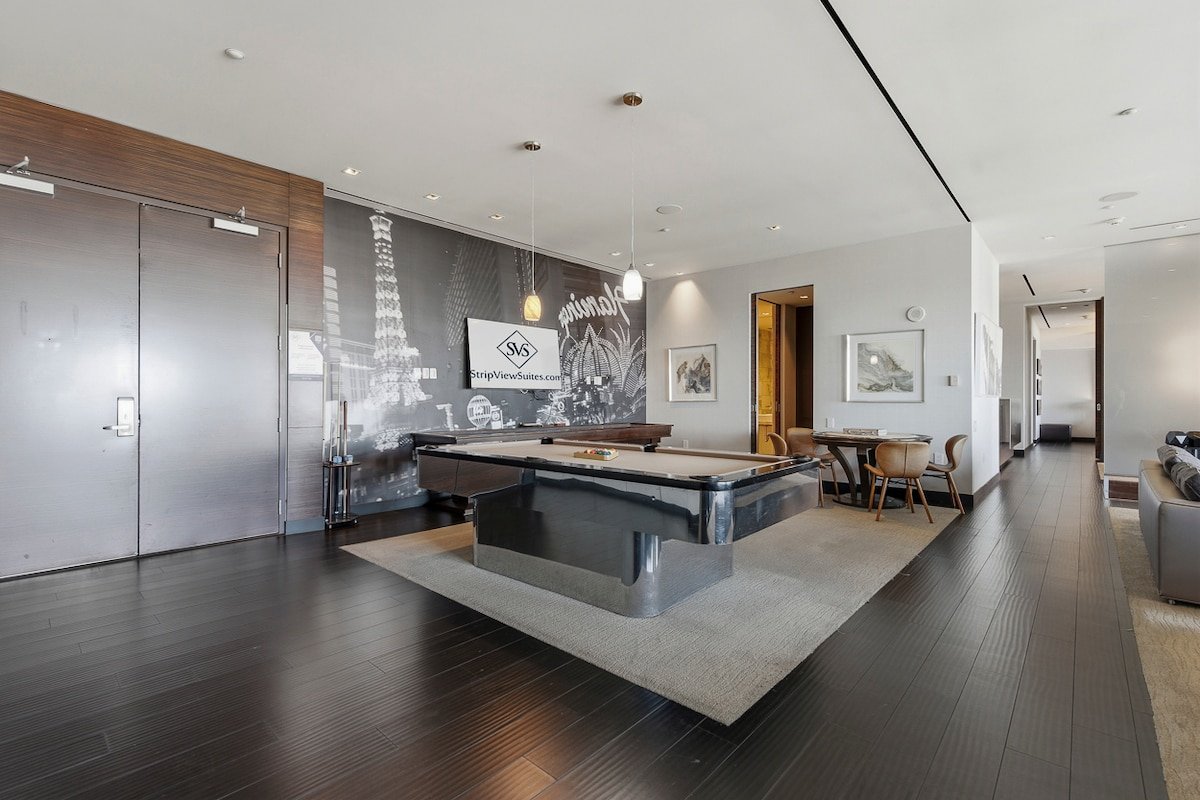 PH5704 Penthouse | Pool & Poker Table | Strip View
