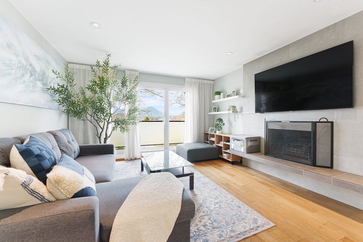 Mountain View, King Bed, & Minutes from Downtown gallery image 2