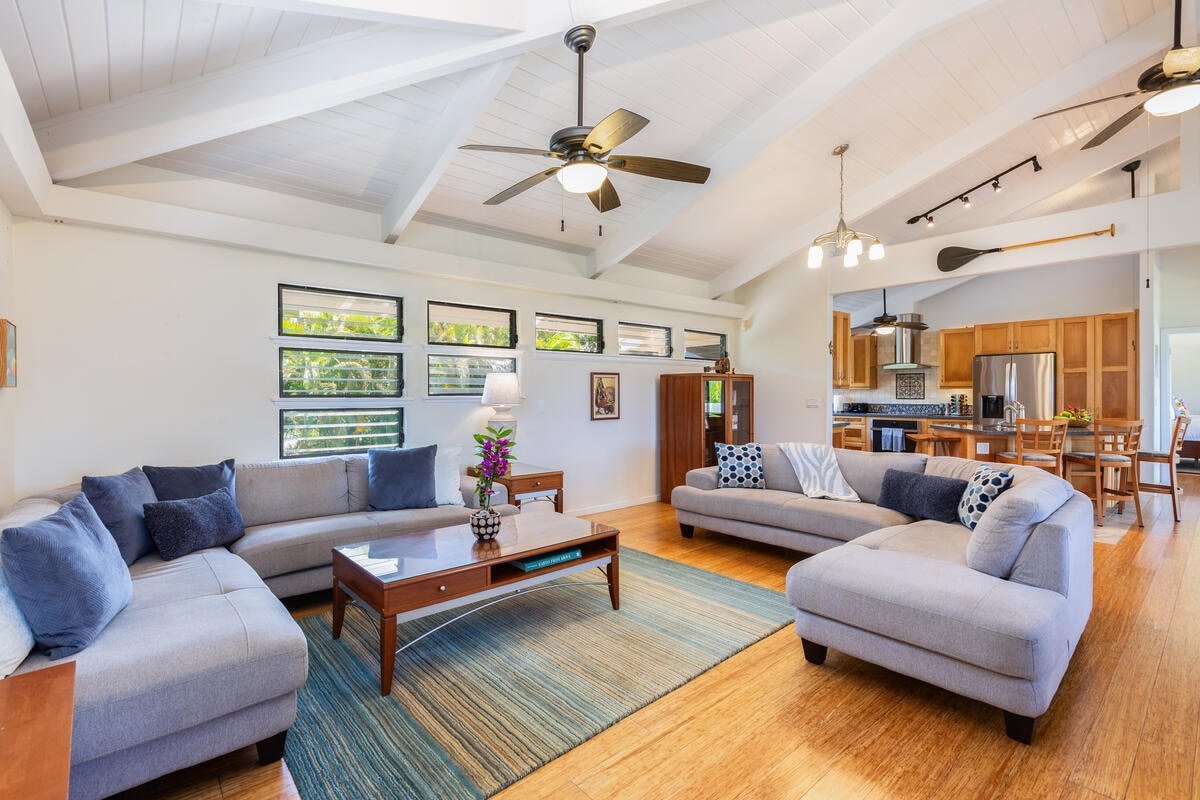 Gorgeous 5BD 4BA Luxury Home with Pool & Hot Tub! gallery image 4