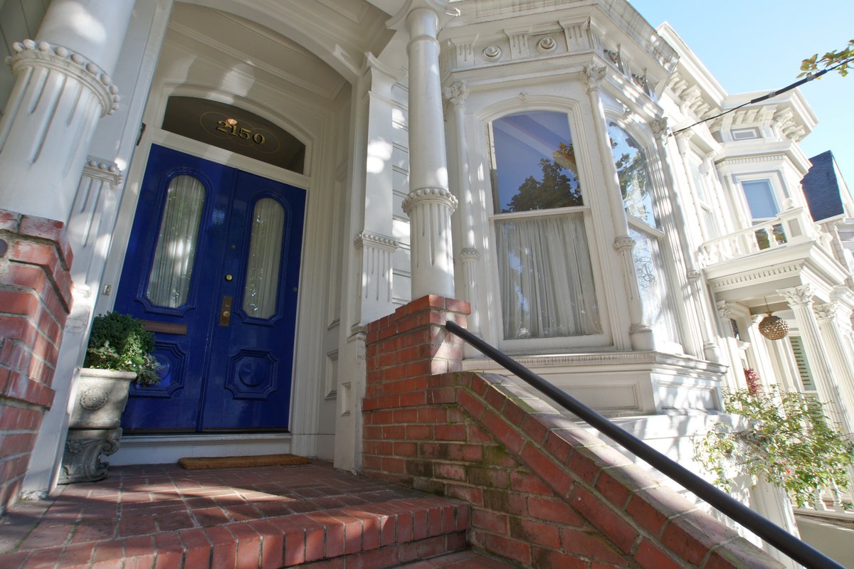 Pacific Heights 3 bedroom home with garage